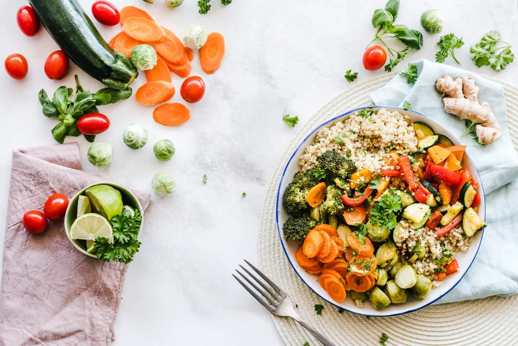 Billy gardell weight loss surgery: A table with veggies surrounding a plate of healthy food.